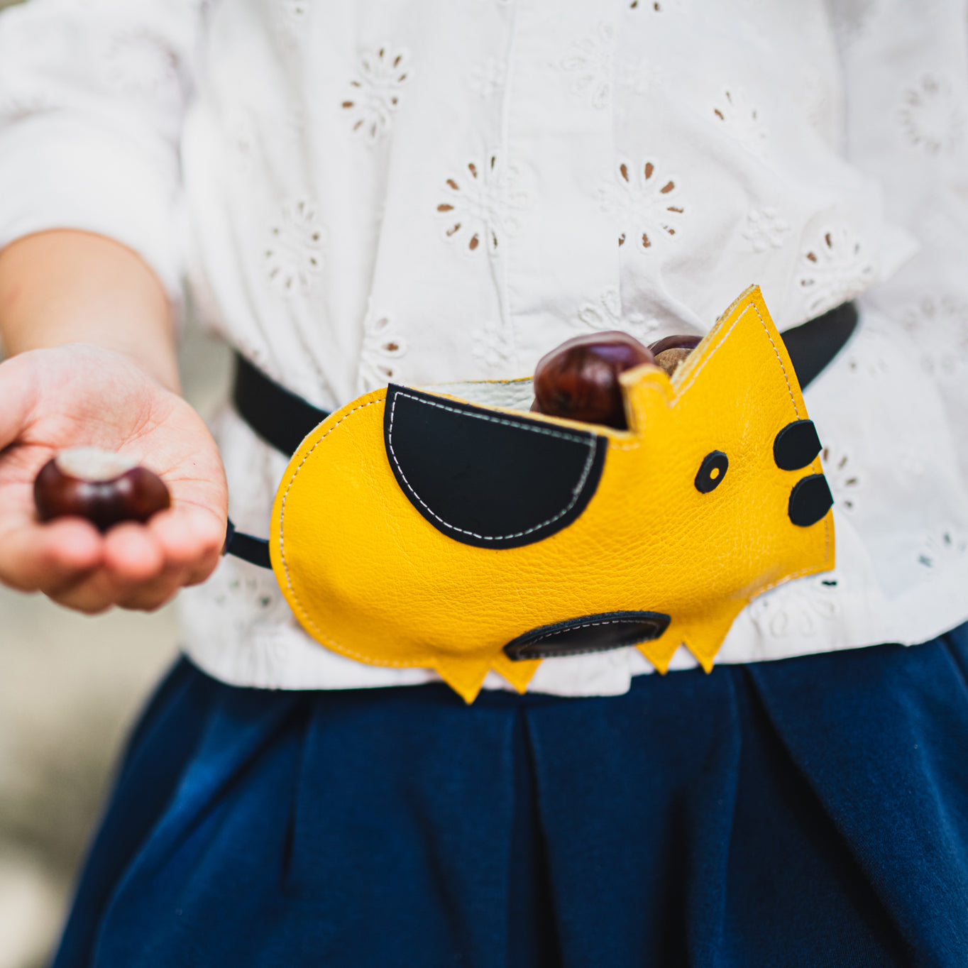 Child wearing Eperfa leather belt bag pig, yellow