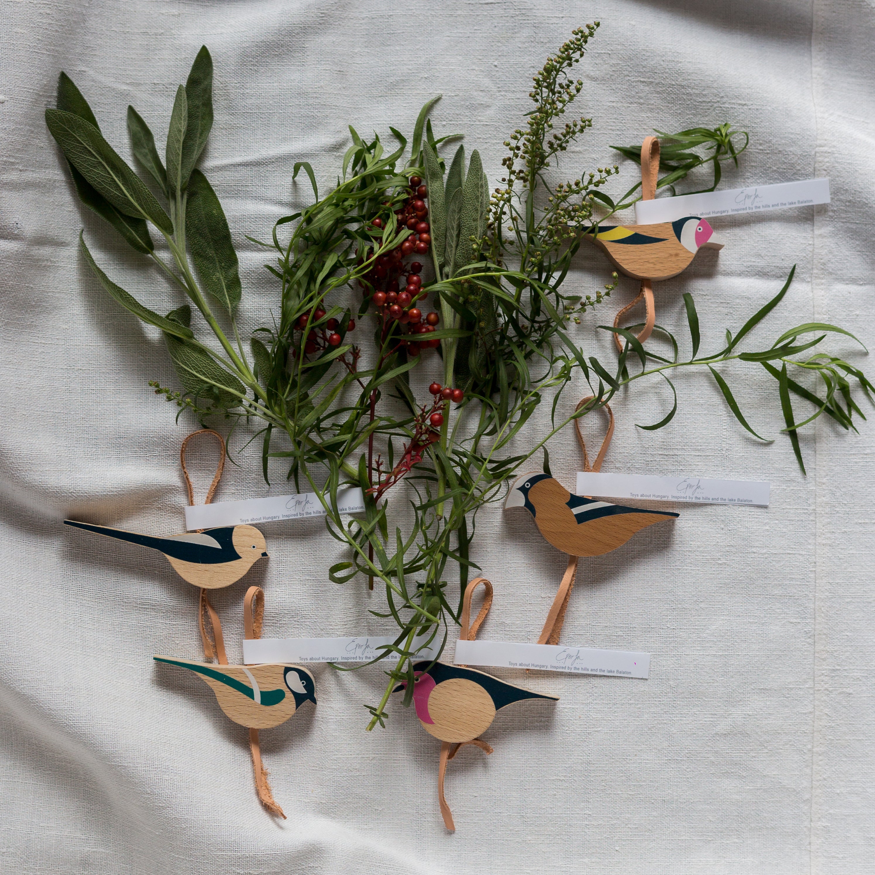 Eperfa wooden hillside birds set, Long-tailed tit, Great tit, Robin, Hawfinch, Goldfinch